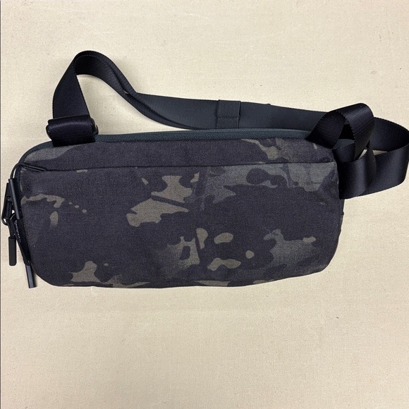 Aer SF Black/Olive Camo Sling Bag NWOT - Picture 2 of 7